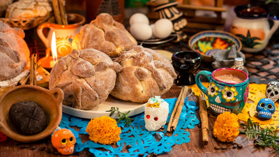 250923 Offrenda bij dia de los muertos, pan de muerto